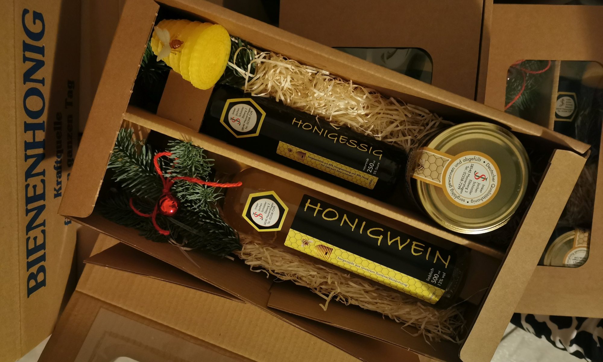 Unsere Produkte: Neben Honig stellen wir auch Honigwein und Honigessig her.